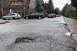 Dziurawe dywagacje drogowe (opinia)