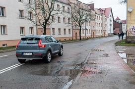 Dziurawe dywagacje drogowe (opinia)