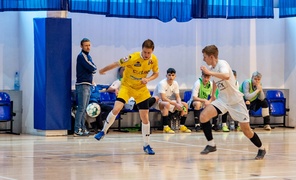 Futsal na żółto, biało i niebiesko