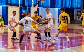 Futsal na żółto, biało i niebiesko
