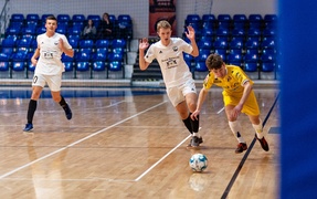 Futsal na żółto, biało i niebiesko