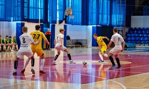 Futsal na żółto, biało i niebiesko