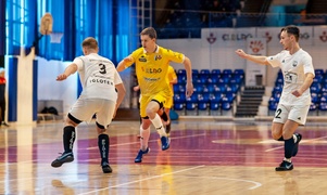 Futsal na żółto, biało i niebiesko