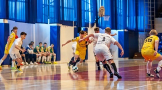 Futsal na żółto, biało i niebiesko