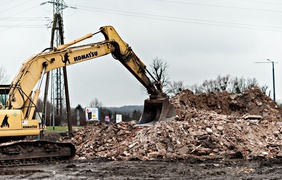 Rozbierają stare budynki, wkrótce ruszy budowa marketu