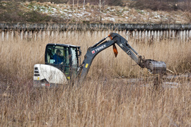 Porządkują nieckę byłego basenu