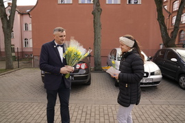 Żółte tulipany dla elblążanek od Ruchu Polska 2050 z okazji Dnia Kobiet 