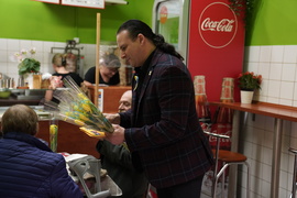 Żółte tulipany dla elblążanek od Ruchu Polska 2050 z okazji Dnia Kobiet 