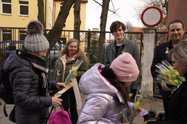 Żółte tulipany dla elblążanek od Ruchu Polska 2050 z okazji Dnia Kobiet 