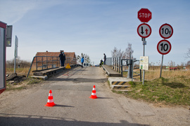 Uszkodzony most po zderzeniu dwóch aut. Zobacz film
