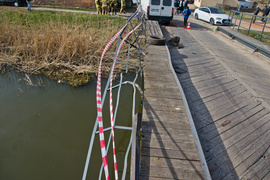 Uszkodzony most po zderzeniu dwóch aut. Zobacz film