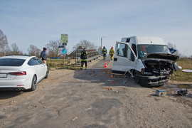 Uszkodzony most po zderzeniu dwóch aut. Zobacz film
