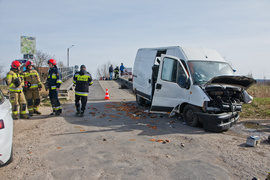 Uszkodzony most po zderzeniu dwóch aut. Zobacz film