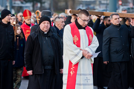 Wierni przeszli przez miasto w drodze krzyżowej