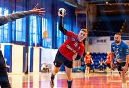 Zacięta walka i podział punktów z liderem