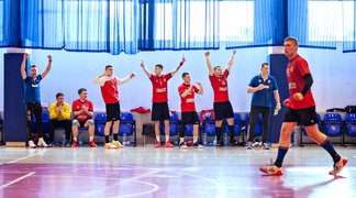 Zacięta walka i podział punktów z liderem