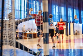 Zacięta walka i podział punktów z liderem