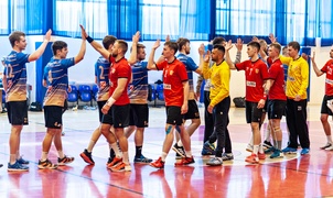 Zacięta walka i podział punktów z liderem