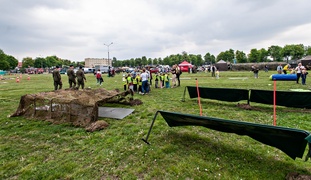 W mundurze... lecz bardziej na luzie