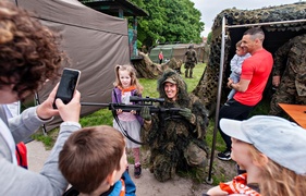 W mundurze... lecz bardziej na luzie