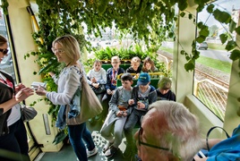 \"Tramwaj zielony przez ulice mego miasta mknie...\"