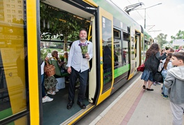 \"Tramwaj zielony przez ulice mego miasta mknie...\"