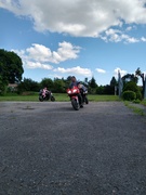 Jednośladem, na Dzień Dziecka, z pomocą