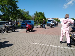 Jednośladem, na Dzień Dziecka, z pomocą