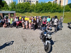 Jednośladem, na Dzień Dziecka, z pomocą