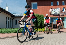 Wiozą pomoc na siodełkach