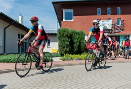 Wiozą pomoc na siodełkach