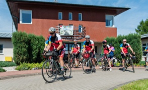 Wiozą pomoc na siodełkach