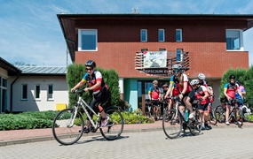 Wiozą pomoc na siodełkach