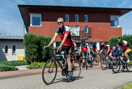 Wiozą pomoc na siodełkach