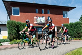 Wiozą pomoc na siodełkach