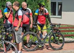 Wiozą pomoc na siodełkach