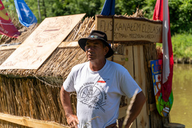 Tratwa, klacz i kanał