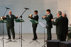 Myśliwi i strażacy w salonie muzycznym