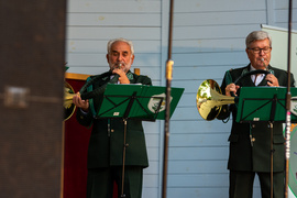 Myśliwi i strażacy w salonie muzycznym