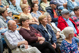 Myśliwi i strażacy w salonie muzycznym