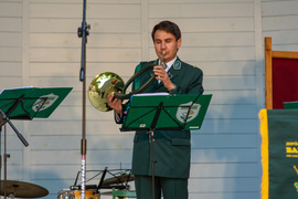 Myśliwi i strażacy w salonie muzycznym