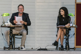 Portier, kobieta i teatr w leśnym parku