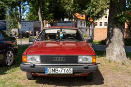 Najpierw go słychać, a potem widać