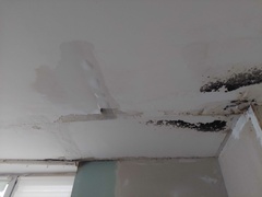 Mieszkaniec: \"Woda leje się na elektrykę\"