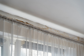 Mieszkaniec: \"Woda leje się na elektrykę\"