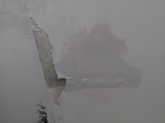 Mieszkaniec: \"Woda leje się na elektrykę\"