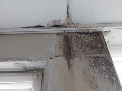 Mieszkaniec: \"Woda leje się na elektrykę\"