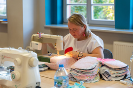 Serce od serca. Biją rekord w szyciu wyjątkowych poduszek