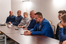 Dwa światy. Młodzi radni spotkali się ze „starymi“