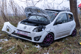 19-latka uderzyła w drzewo na \"starej\" siódemce